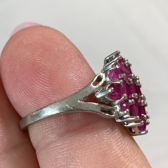 Ruby Ring, 11 stones shaped in a diamond or square, stamped 925 silver, size 7 - Picture 8 of 10